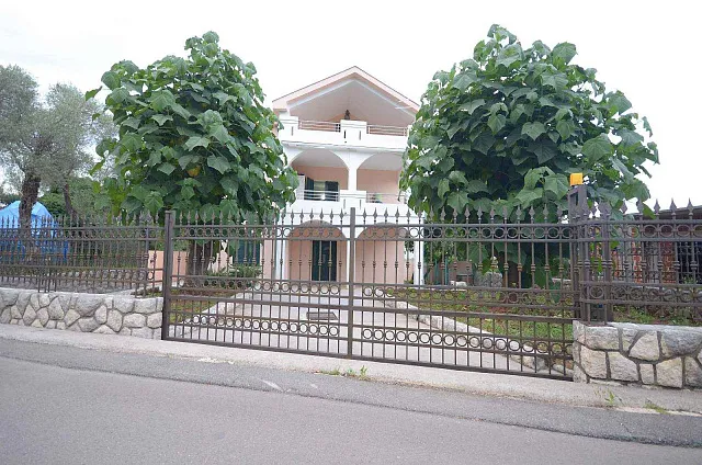 Family three-story house 330 m² for permanent residence, 100 m from Tivat Bay — photo 9