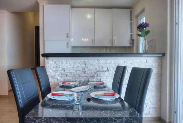 Geräumiges Apartment mit einem Schlafzimmer in Budva mit Meerblick — photo 6
