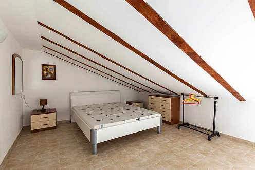 57 m² Haus mit einem Schlafzimmer, zwei Etagen und einem schönen Grundstück mit Meerblick in Mrčevac. — photo 3