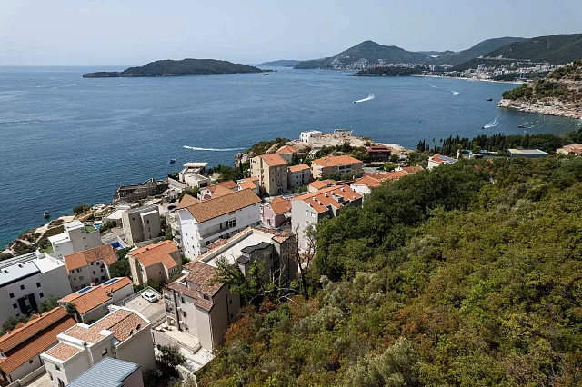 Schönes Grundstück in attraktiver Lage zwischen Budva und Sveti Stefan, mit Projektdokumentation. — photo 4