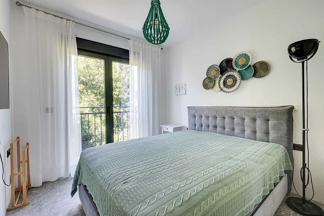 Moderne Drei-Zimmer-Wohnung im Zentrum von Tivat mit Meerblick — photo 30