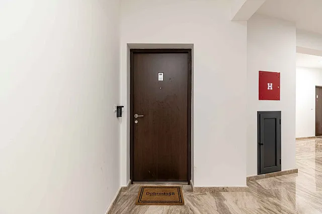Möblierte Wohnung mit einem Schlafzimmer, Meerblick und Garagenplatz in einem neuen Gebäude — photo 23