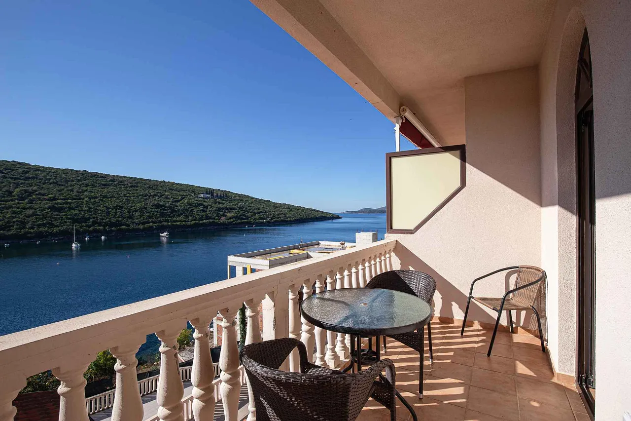 Gemütliche Wohnung in Bigovo direkt am Meer — mit Terrasse und Meerblick