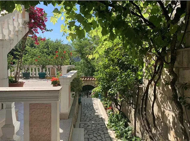 Villa-Hotel am Meer in Becici