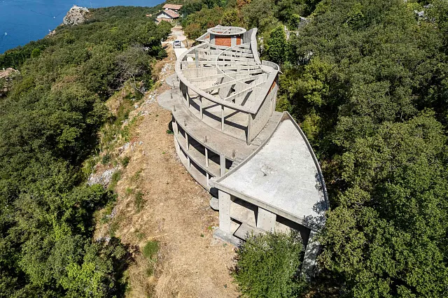 7.715 m² Grundstück mit Gebäuden und Rohbau nahe Sveti Stefan — photo 39