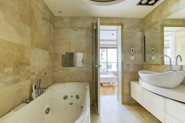 Luxuriöse Ein-Zimmer-Wohnung mit Designer-Innenraum — photo 6