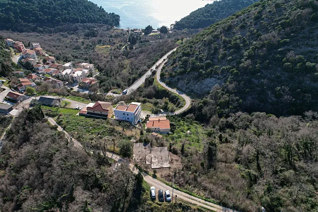 Investitionsgrundstück mit genehmigtem Projekt und gebautem Fundament in Petrovac mit Meerblick
