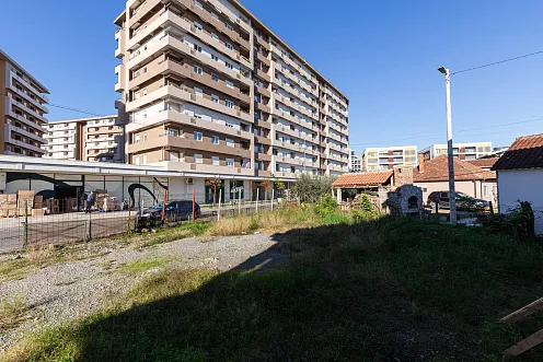 Büro- und Handelszentrum in der Endphase auf einem 652 m² großen Grundstück im Zentrum von Podgorica