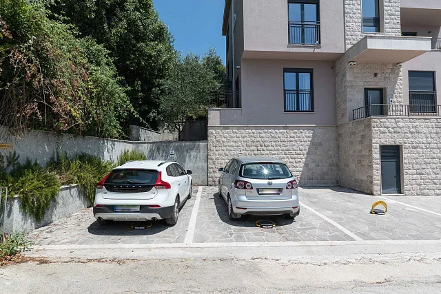 Moderne Drei-Zimmer-Wohnung im Zentrum von Tivat mit Meerblick — photo 5