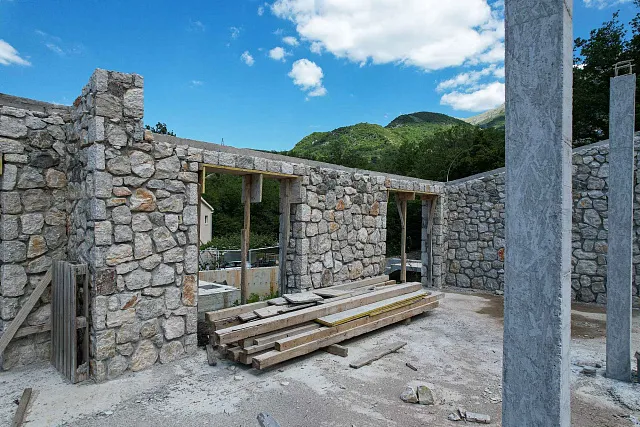 İkinci etap, kompleksin genel mimari kimliğini koruyan daha modern tasarıma sahip 12 daireli bir konut binasını kapsamaktadır.  Özellikler (1. etap ile aynı): — photo 4