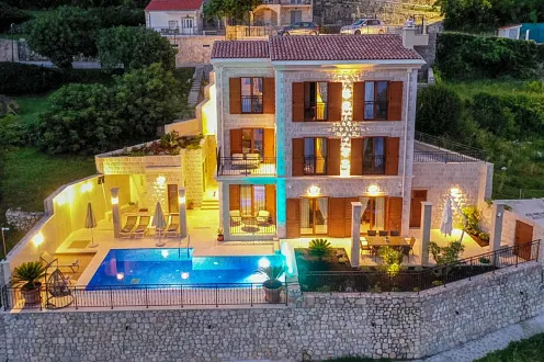 Wunderschöne Villa mit Panoramablick auf das Meer.