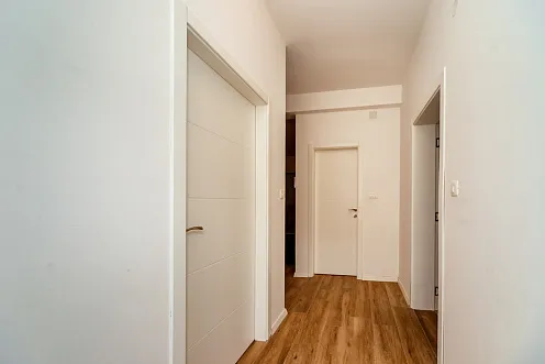 Wohnung mit Meerblick in zwei Wohngebäuden mit Aufzug in Rafailovici.