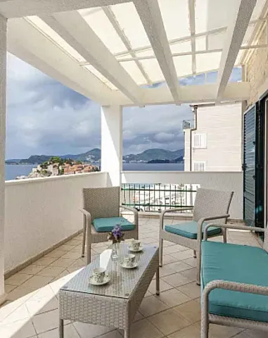 Geräumige Duplex-Wohnung mit Meerblick in Sveti Stefan — photo 10