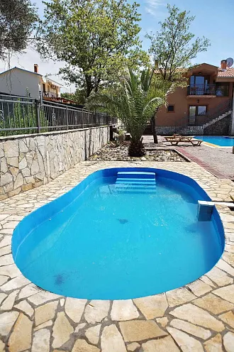 Zwei Villen in Krimovice mit Schwimmbädern und einem großen Grundstück