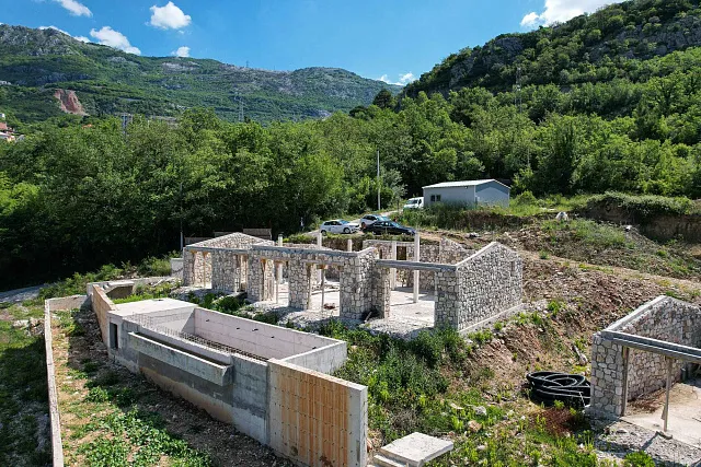 İkinci etap, kompleksin genel mimari kimliğini koruyan daha modern tasarıma sahip 12 daireli bir konut binasını kapsamaktadır.  Özellikler (1. etap ile aynı): — photo 7