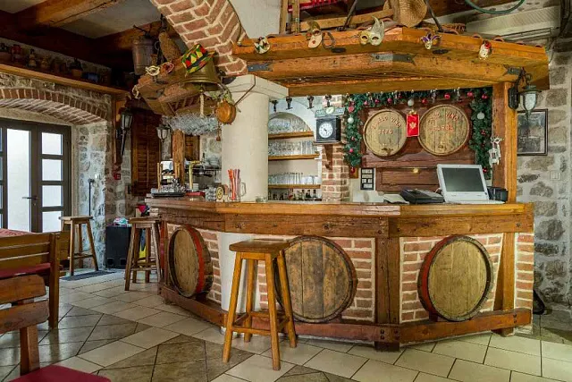 Zwei Häuser mit einem Restaurant in der ersten Reihe — photo 27