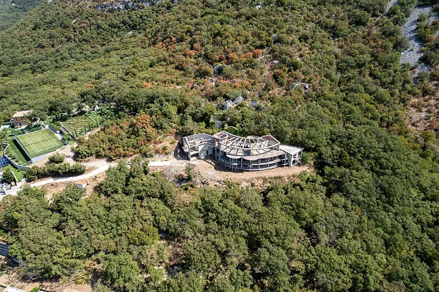 7.715 m² Grundstück mit Gebäuden und Rohbau nahe Sveti Stefan — photo 21