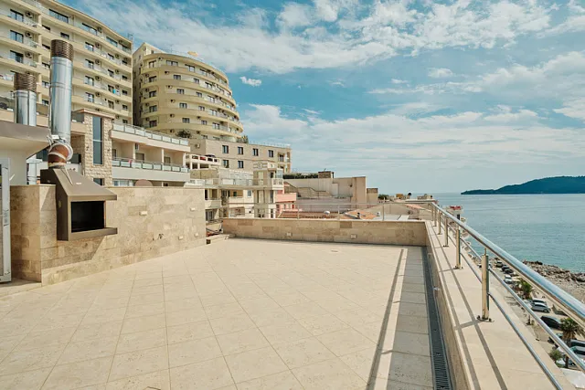 Zweistöckiges Penthouse zum Verkauf in Rafailovici