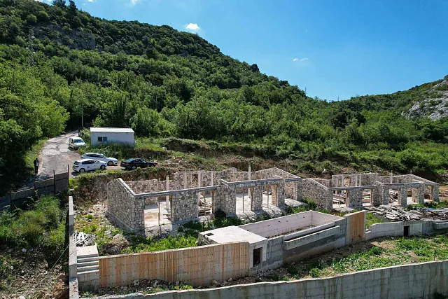 İkinci etap, kompleksin genel mimari kimliğini koruyan daha modern tasarıma sahip 12 daireli bir konut binasını kapsamaktadır.  Özellikler (1. etap ile aynı): — photo 8