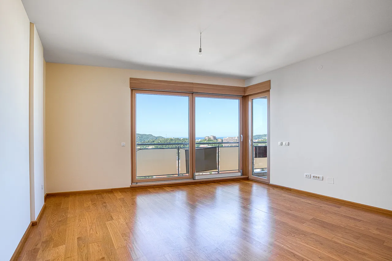 Bečići 67 m² Wohnung mit Meerblick, 2 Schlafzimmer und Terrasse