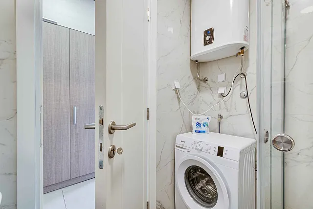 Möblierte Wohnung mit einem Schlafzimmer, Meerblick und Garagenplatz in einem neuen Gebäude — photo 19