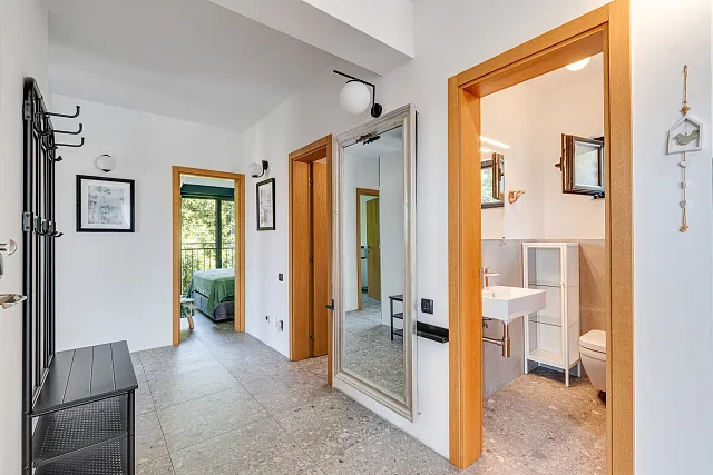 Moderne Drei-Zimmer-Wohnung im Zentrum von Tivat mit Meerblick — photo 17
