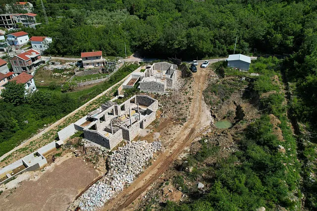 İkinci etap, kompleksin genel mimari kimliğini koruyan daha modern tasarıma sahip 12 daireli bir konut binasını kapsamaktadır.  Özellikler (1. etap ile aynı): — photo 5