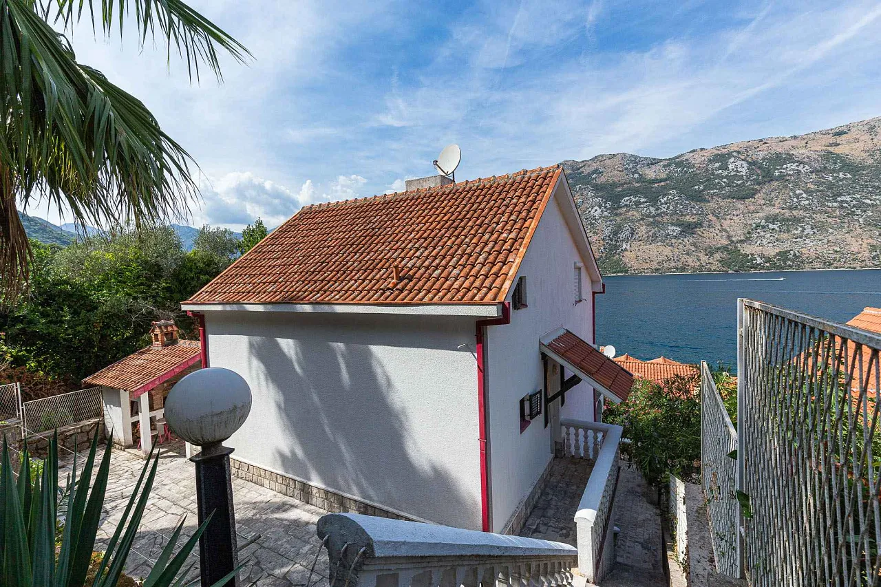 Haus nur 50 Meter vom Meer entfernt – Stoliv