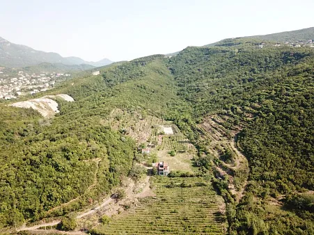 Grundstück in Radanovići, 83.000 m²