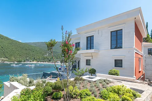 Luxuriöse Villa in erster Reihe am Meer Lustica 