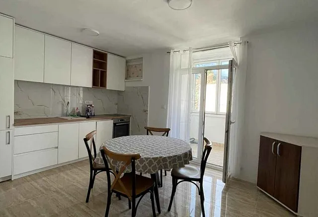 Möblierte 1-Zimmer-Wohnung mit 49 m² + 5 m² Terrasse nahe der Altstadt von Budva