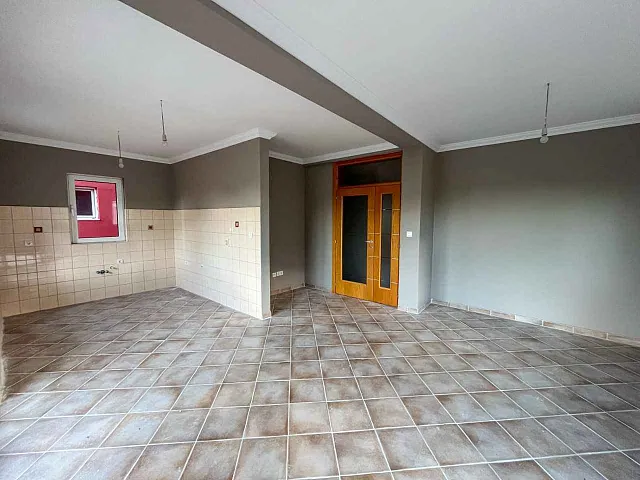 Geräumige Drei-Zimmer-Wohnung in einem Sechs-Parteien-Haus in der Nähe des Strandes Jaz. — photo 13