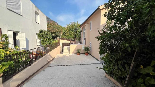 Haus in Prčanj mit Blick auf die Bucht — photo 15
