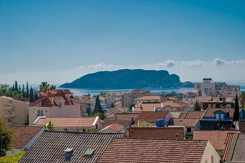 Apartment mit drei Schlafzimmern und Meerblick in Budva — photo 2