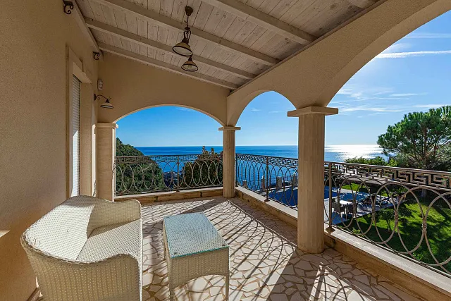 Eleganz und Gelassenheit in einer luxuriösen Villa mit Panoramablick auf das Meer. — photo 51