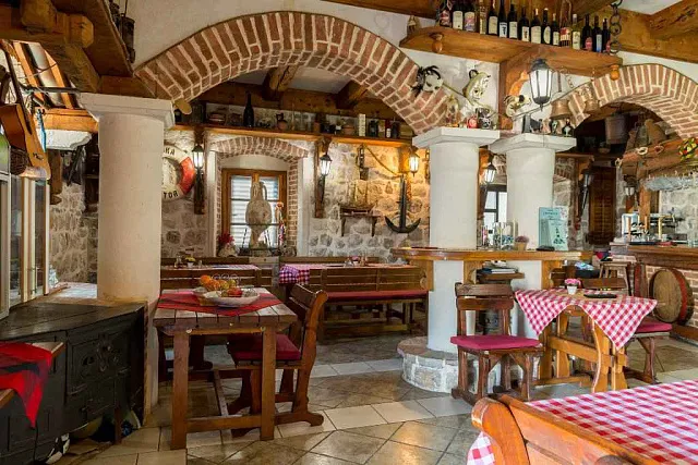 Zwei Häuser mit einem Restaurant in der ersten Reihe — photo 28