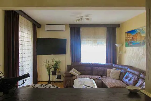 Möblierte Wohnung mit drei Schlafzimmern in Budva
