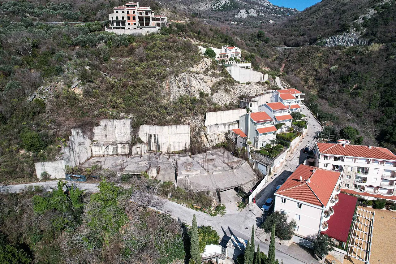 Grundstück 1580 m2 mit Projekt für ein Aparthotel in Rezevici