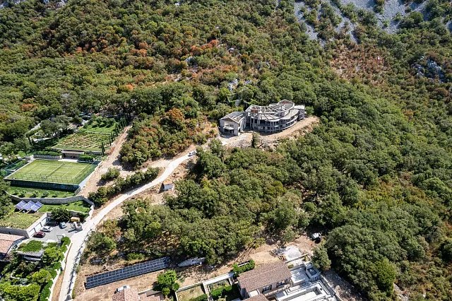 7.715 m² Grundstück mit Gebäuden und Rohbau nahe Sveti Stefan — photo 22