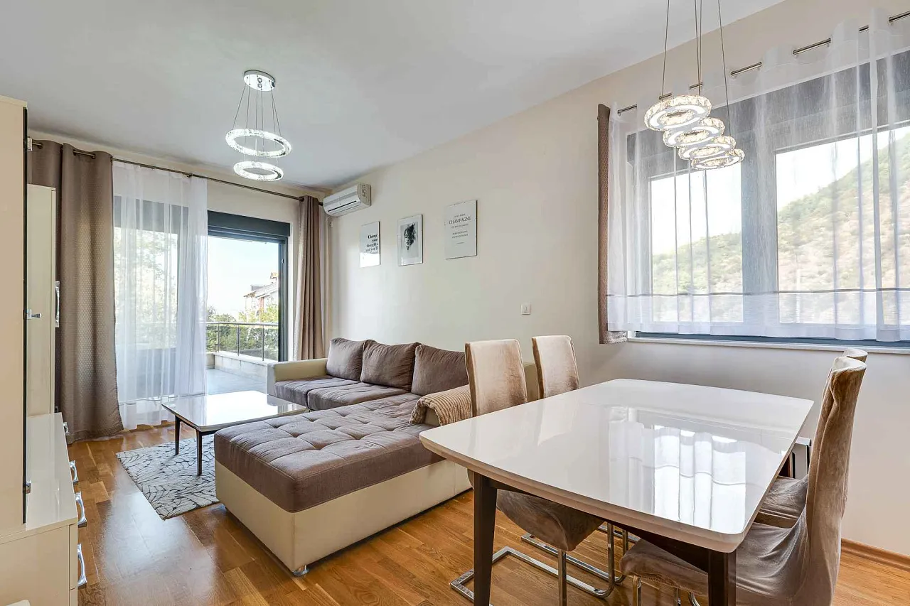 Moderne 2-Zimmer-Wohnung mit großer Terrasse und Garage in Bečići