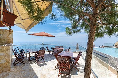 Luxuswohnung zum Verkauf in Dobra Voda, Bar – erste Reihe am Meer, Privatstrand und zwei Pools