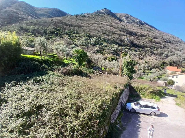 2.400 m² Baugrundstück in Stoliv, Kotor – Nähe Hyatt Hotel