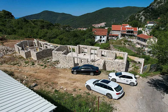 İkinci etap, kompleksin genel mimari kimliğini koruyan daha modern tasarıma sahip 12 daireli bir konut binasını kapsamaktadır.  Özellikler (1. etap ile aynı): — photo 10