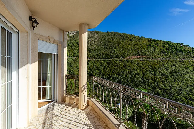 Eleganz und Gelassenheit in einer luxuriösen Villa mit Panoramablick auf das Meer. — photo 45
