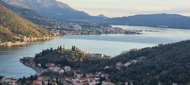 Grundstück in Herceg Novi mit genehmigtem Projekt