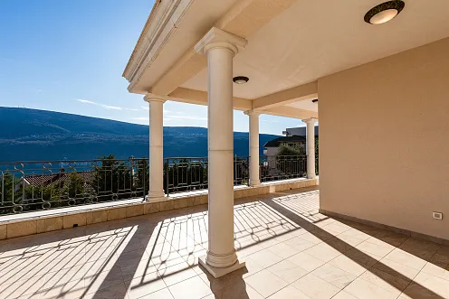 Zu verkaufen neue Villen in einem Komplex mit Blick auf die Bucht von Kotor
