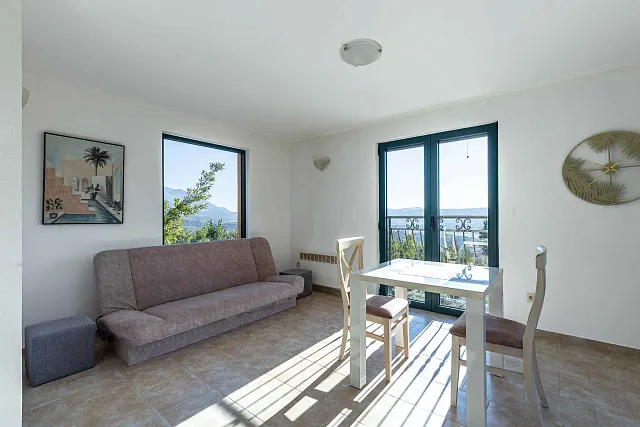 57 m² Haus mit einem Schlafzimmer, zwei Etagen und einem schönen Grundstück mit Meerblick in Mrčevac. — photo 5