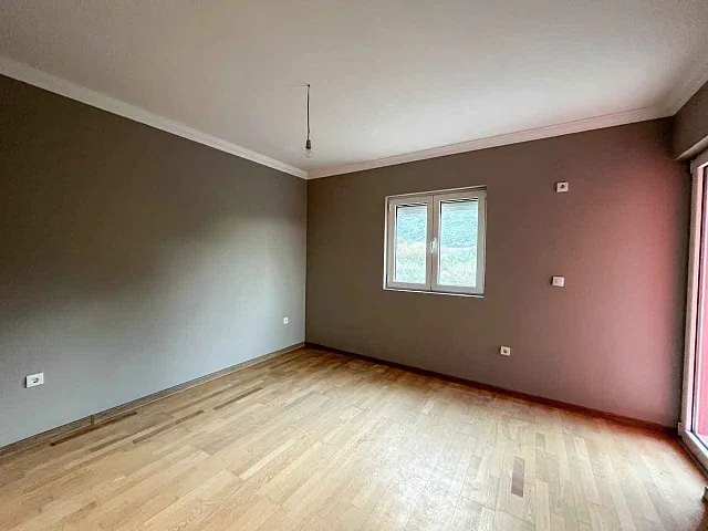 Geräumige Drei-Zimmer-Wohnung in einem Sechs-Parteien-Haus in der Nähe des Strandes Jaz. — photo 14