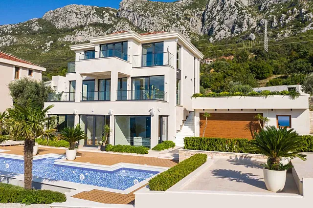 Zum Verkauf steht eine moderne Villa mit Pool in Blizikuc
