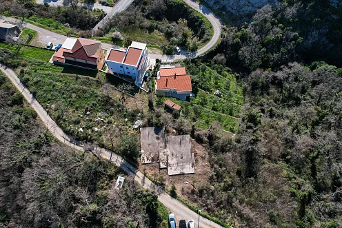 Investitionsgrundstück mit genehmigtem Projekt und gebautem Fundament in Petrovac mit Meerblick